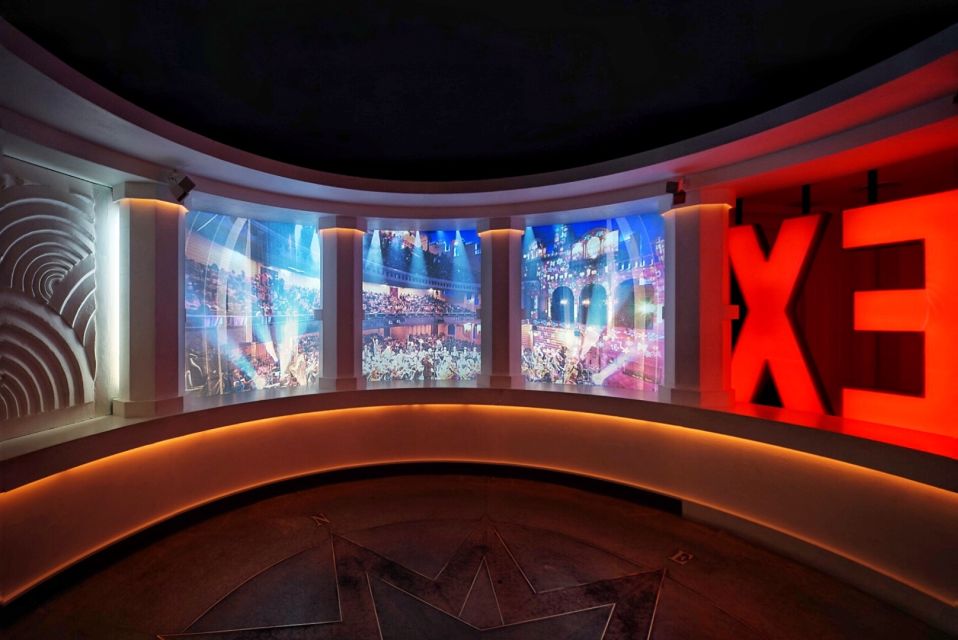 Behind the Scenes of the Grand Rex: 50-Minute Studio Tour - Director, projectionist, actor: the roles that make it click
