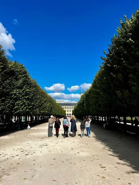 Emily inspired walking tour - Le Kiosque des noctambules and the 1st arrondissement: quick orientation, lots of photo angles