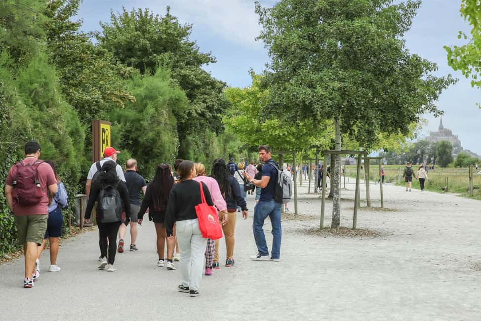 From Paris: Full-Day Mont Saint-Michel Guided Tour - What makes the guides so highly praised