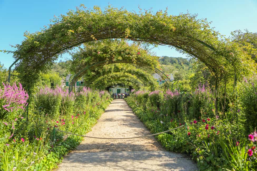 From Paris: Giverny Day Trip with Audio Guide or Live Guide - The heart of the visit: the house, the flowerbeds, and the water garden route