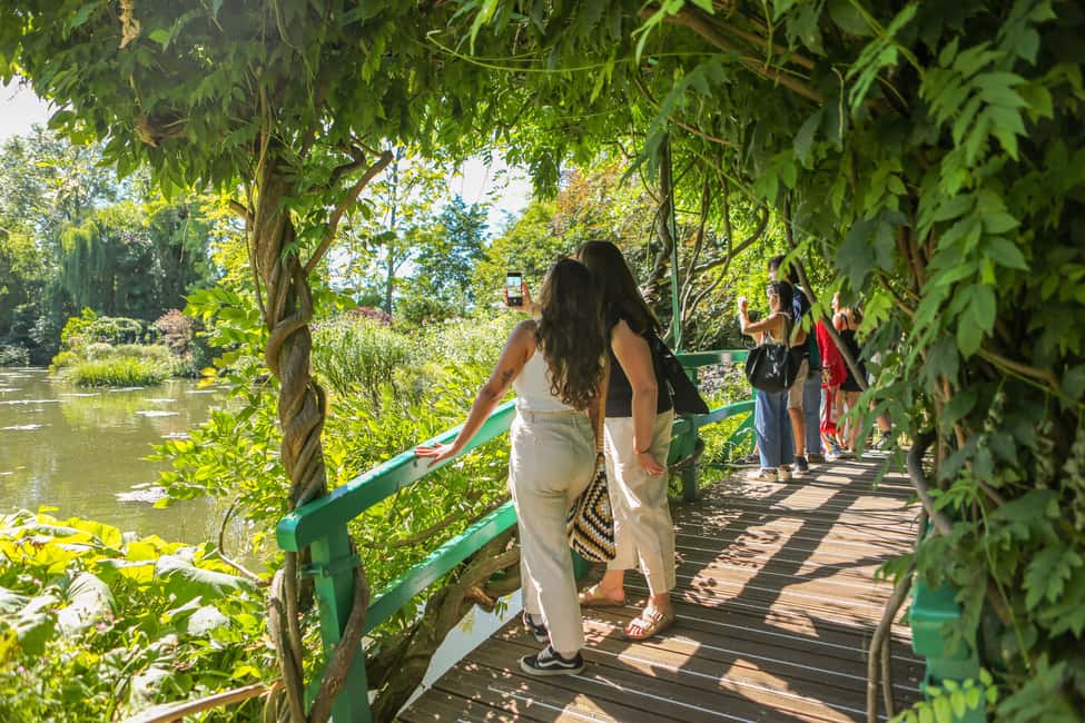 From Paris: Giverny Day Trip with Audio Guide or Live Guide - Live guide vs audio guide: which one I’d choose for you