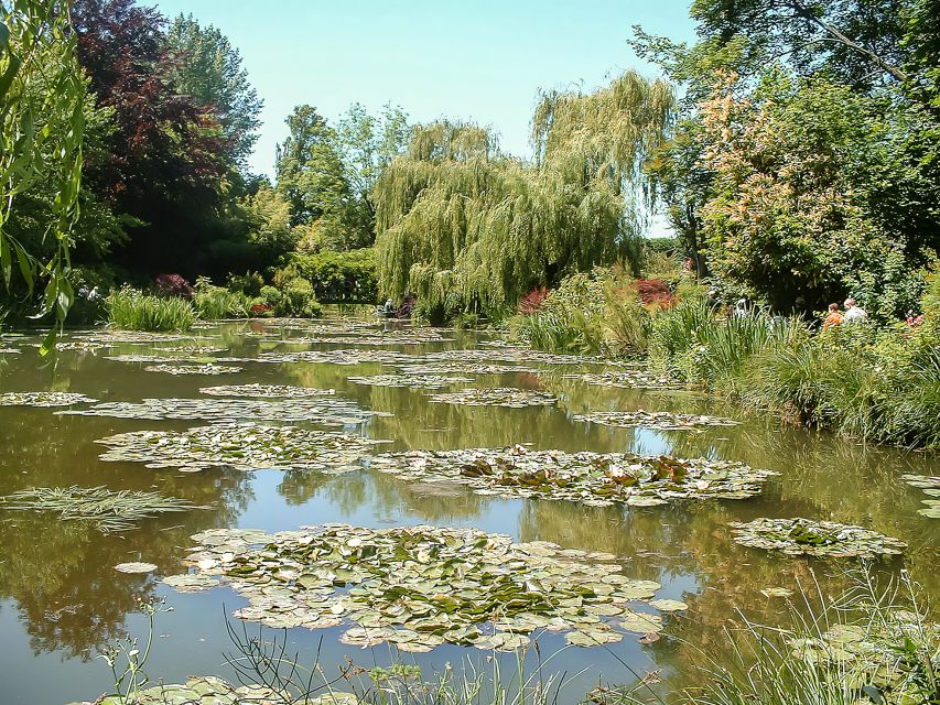 From Paris: Giverny Day Trip with Audio Guide or Live Guide - Crowds, timing, and how not to waste your precious garden time