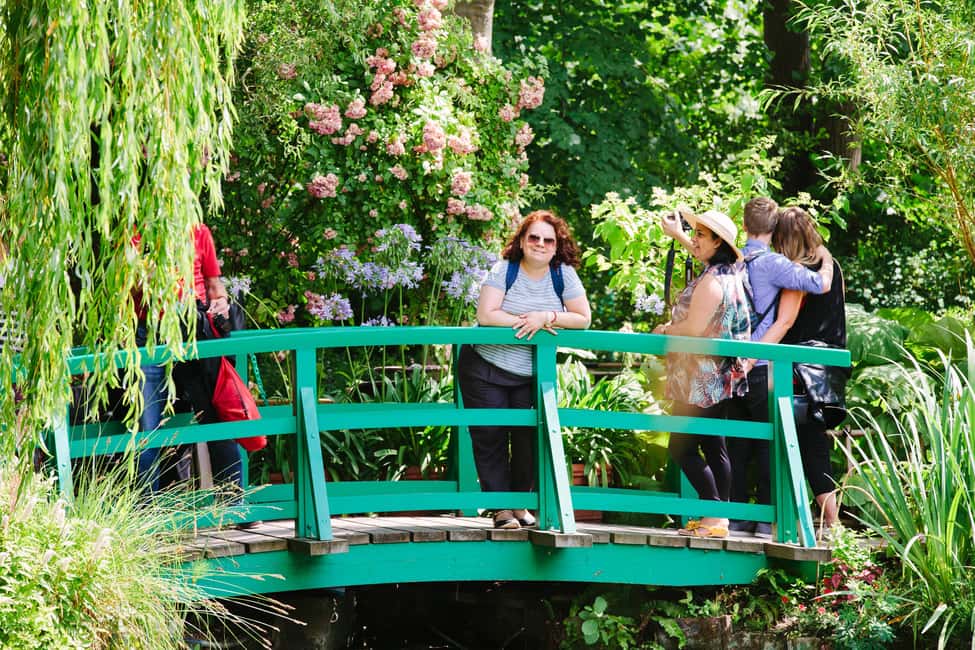 From Paris: Monet Garden & Giverny Bike Tour and Picnic Stop - Giverny Village and the Church Cemetery: The Moving Part of the Story