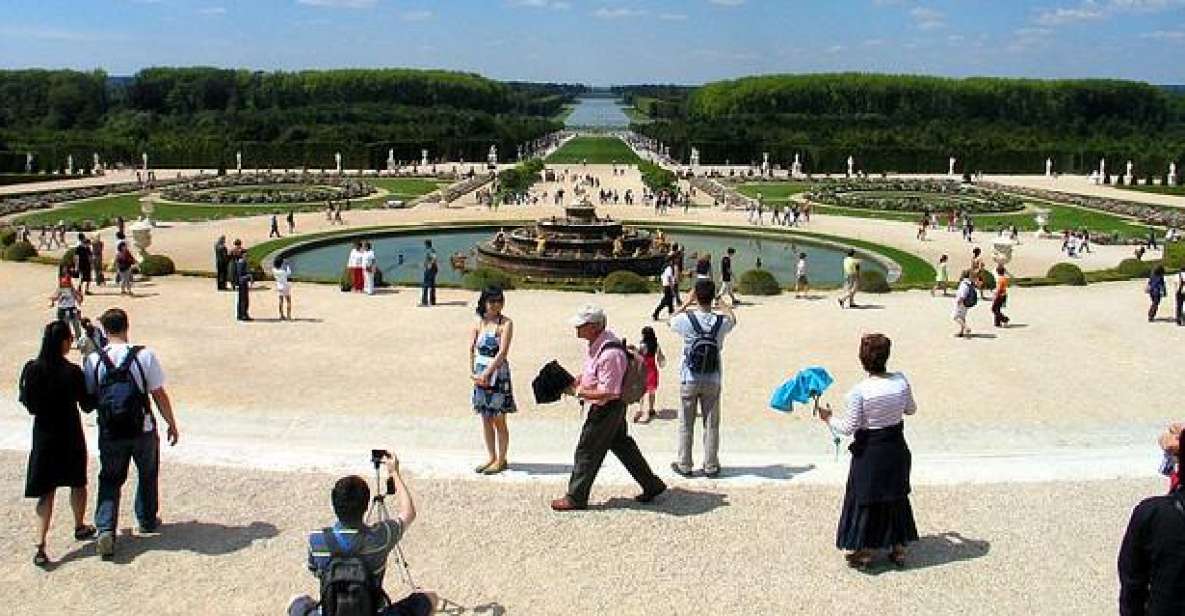 From Paris: Versailles Guided Tour by Deluxe Minibus - From central Paris to Versailles in a smooth minibus ride