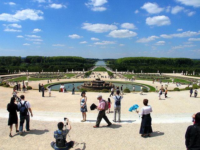 From Paris: Versailles Guided Tour by Deluxe Minibus - State Apartments and Queen’s Bedroom: seeing Versailles as stagecraft