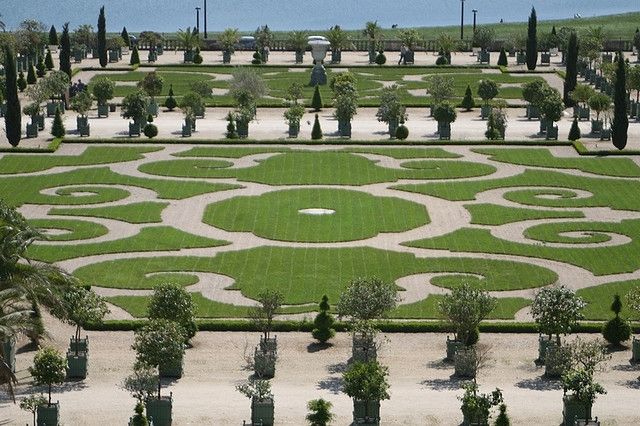 From Paris: Versailles Guided Tour by Deluxe Minibus - Gallery of Battles and the Chapel: where the tour adds story