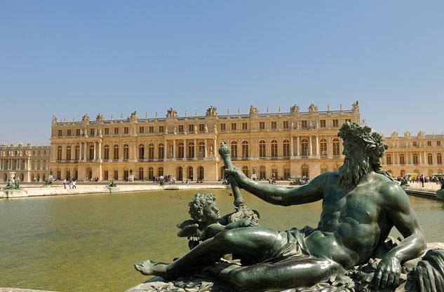 From Paris: Versailles Guided Tour by Deluxe Minibus - Priority entry and what that changes inside the palace