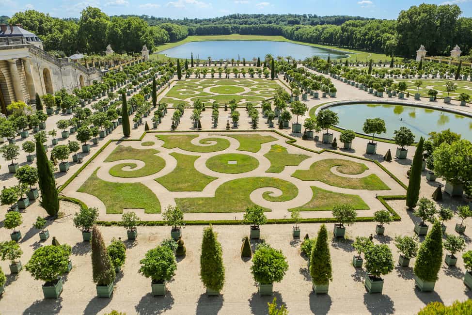 From Paris: Versailles Guided Tour with Skip-the-Line Entry - Garden time and fountain show: your best use of the free hours