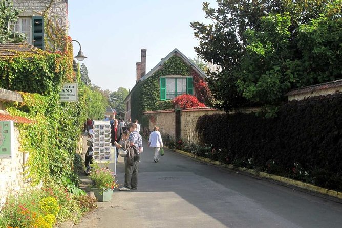 Guided tour Monet's house and gardens/small group - The garden walk: Seasonal color and the lily pond views