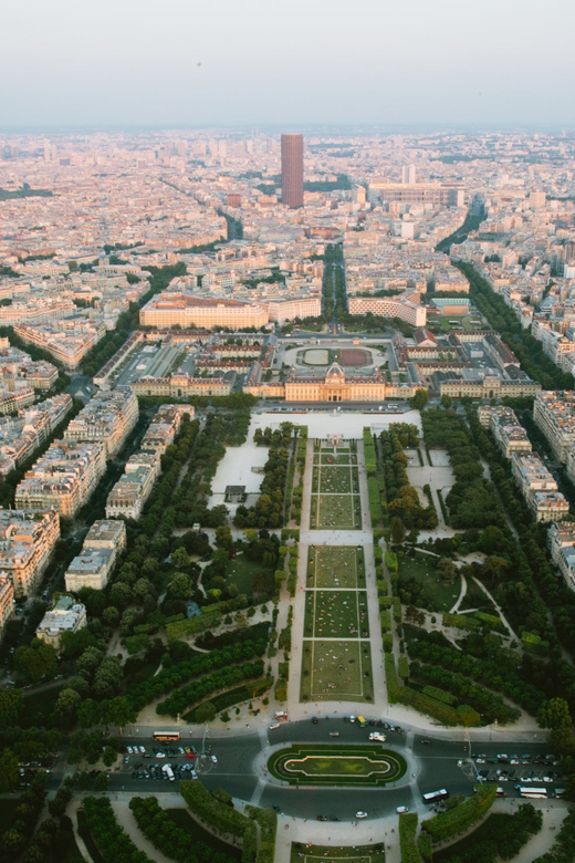 Highlights of Paris Bike Tour in English or Dutch - Biking comfort, helmets, and the sound system factor