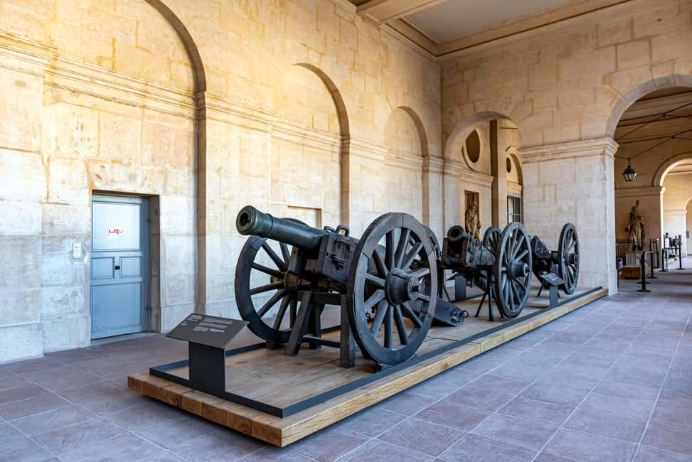 Les Invalides: Napoleon's Tomb & Army Museum Entry - Interactive Displays, Audio Guides, and How to Choose Your Tech