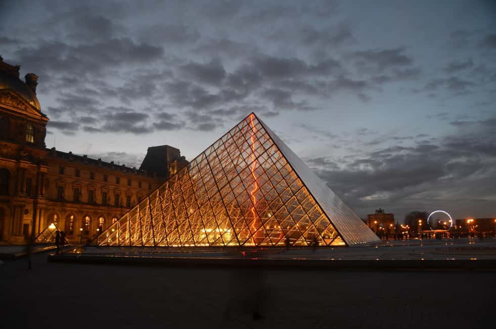 Louvre Museum Timed Entrance Ticket with Audio Guide - Audio guide setup: a self-guided visit with multilingual support