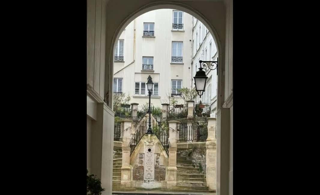 Montmartre for Art Lovers - Walking tour with Expert Guide - Moulin de la Galette and the windmill-town feel