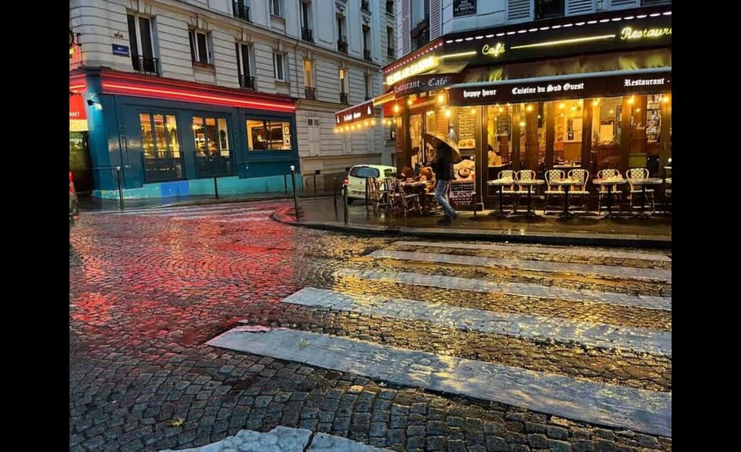 Montmartre for Art Lovers - Walking tour with Expert Guide - Bronze stories: Dalida, Le Passe-Muraille, and the corners that remember