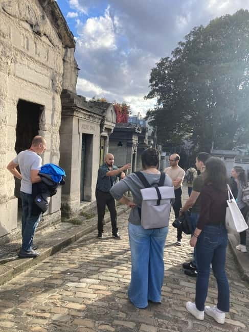 Montmartre for Art Lovers - Walking tour with Expert Guide - Why the guide style matters here (Billy’s name comes up a lot)