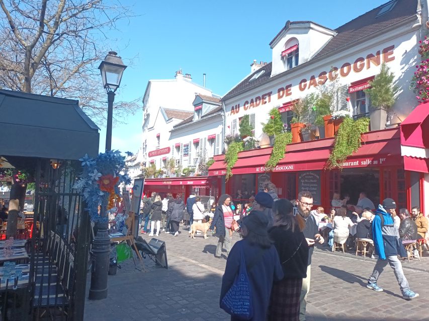 Montmartre: Guided Tour for Kids and Families - Lapin Agile, Vines, Dalida, and the Art-Lived-in Feel