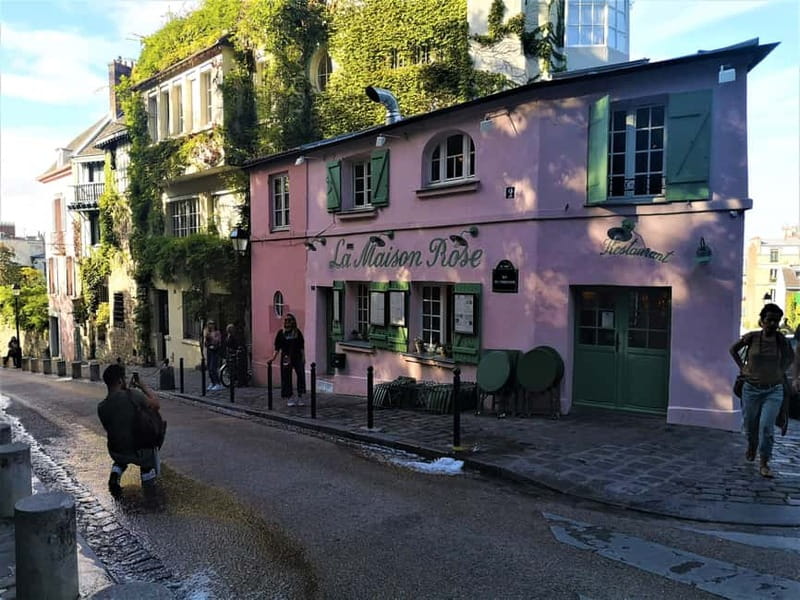 Montmartre : private family tour - Montmartre, with kid-friendly structure instead of chaos