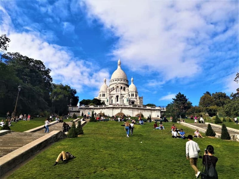 Montmartre : private family tour - The route: stop-by-stop Montmartre that feels like a storybook