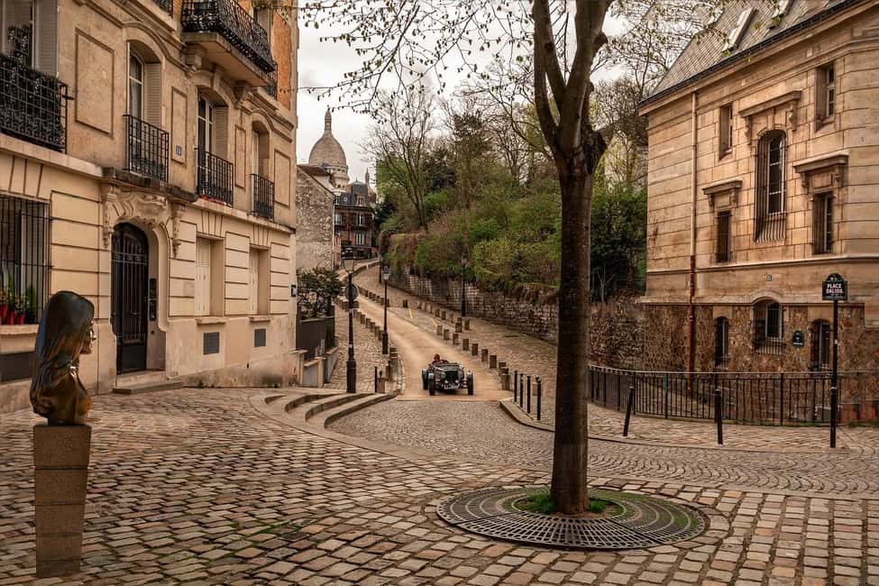 Montmartre Walking Tour with a Local Guide - Climbing toward Sacré-Cœur: manage the uphill without losing the fun