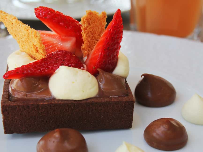 Paris: 1-Hour Sightseeing Cruise and 3-Course Bistro Dinner - Paris After Dark by Seine and Dinner by the Eiffel Tower
