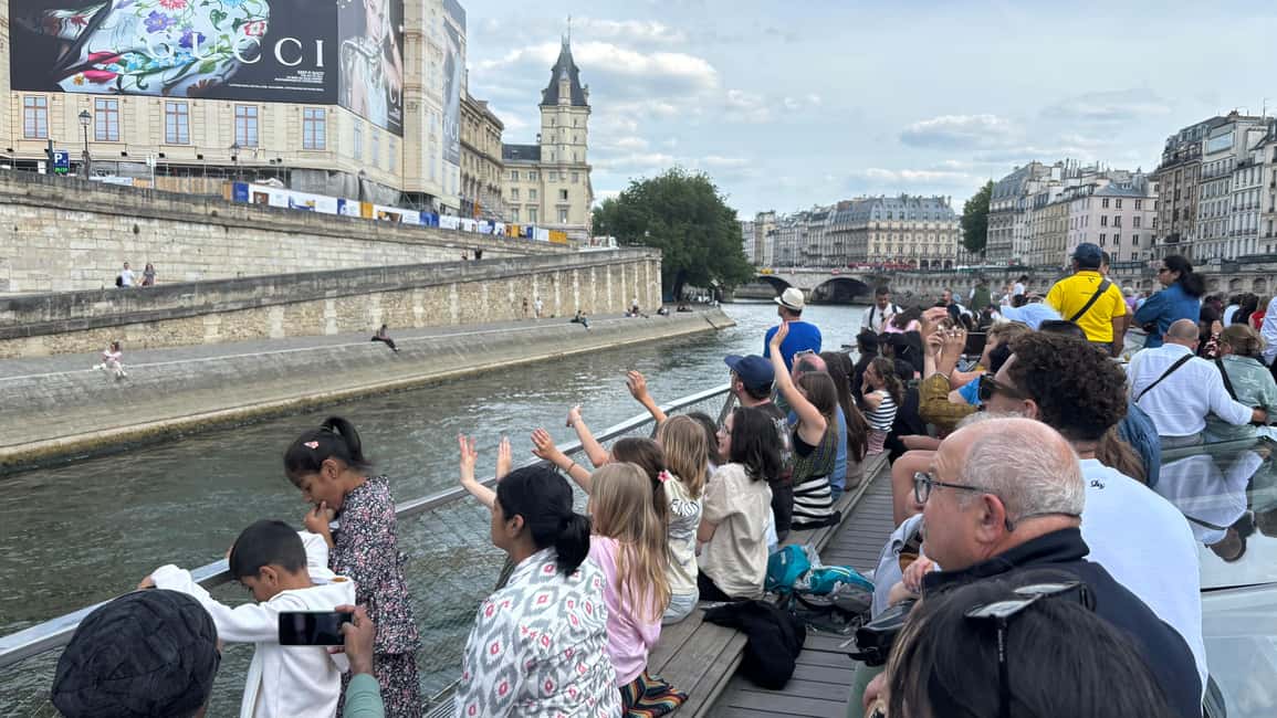 Paris: 1-Hour Sightseeing Cruise and 3-Course Bistro Dinner - The Seine Cruise: Sights You’ll See and How to Watch Them