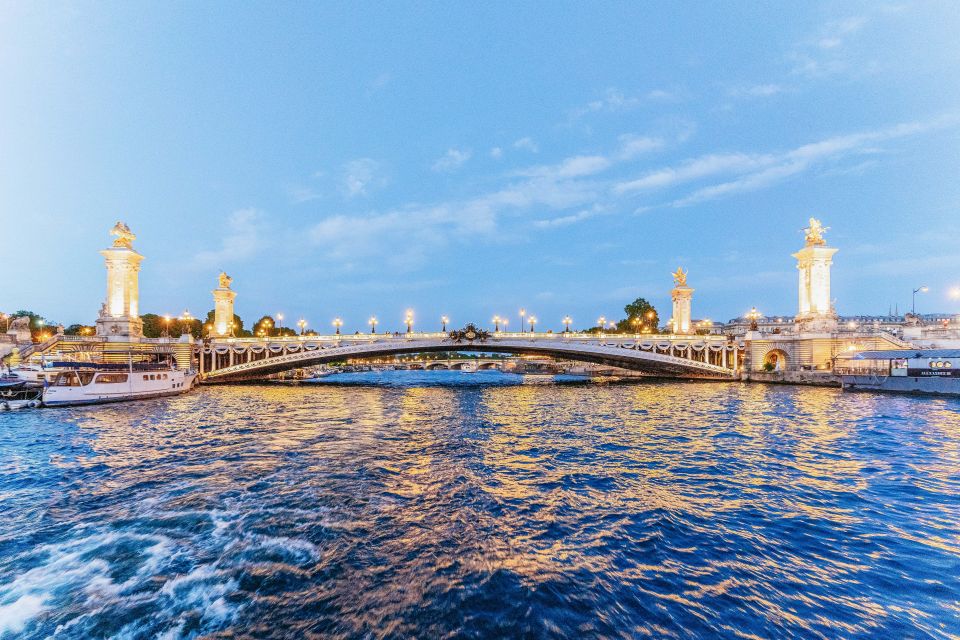 Paris: 3-Course-Dinner Cruise on the Seine with live music - Live Music That Actually Fits the Setting