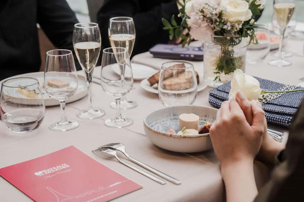 Paris: 4-Course Dinner Cruise on Seine River with Live Music - The Menu Experience: How the Four Courses Fit the Views