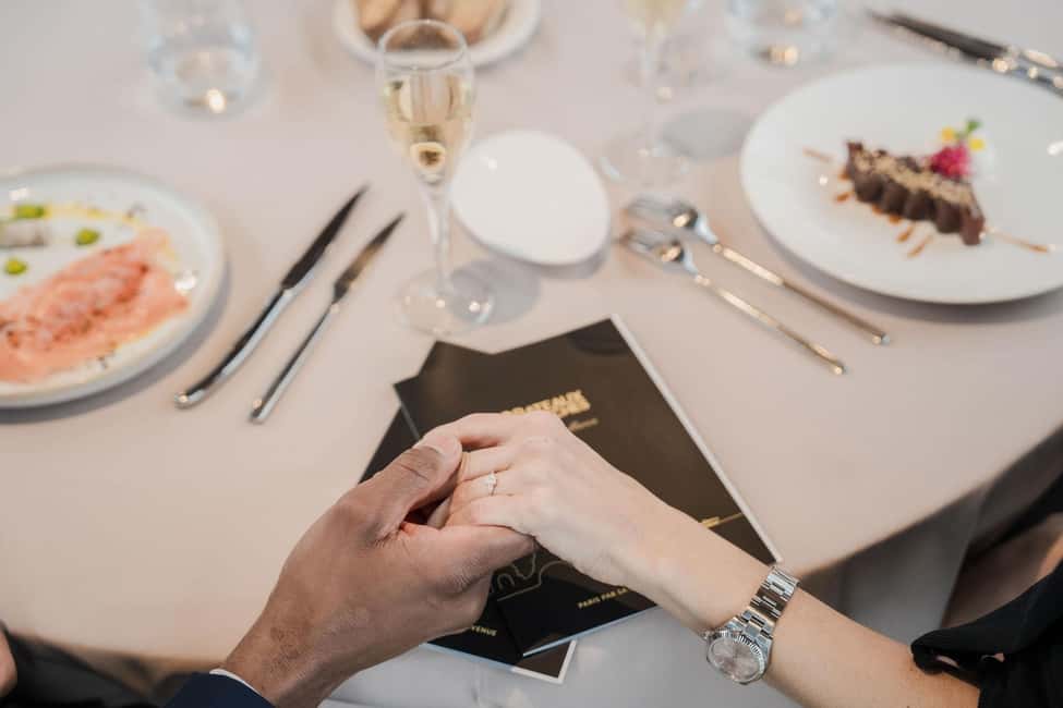 Paris: 4-Course Dinner Cruise on Seine River with Live Music - Live Music on the Water: Piano and Violin, Not Background Noise