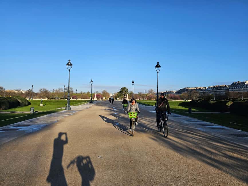 Paris Before the Crowds: Sunrise Bike Tour with Breakfast - Eiffel Tower moments you can actually use: photos without the head-in-frame problem
