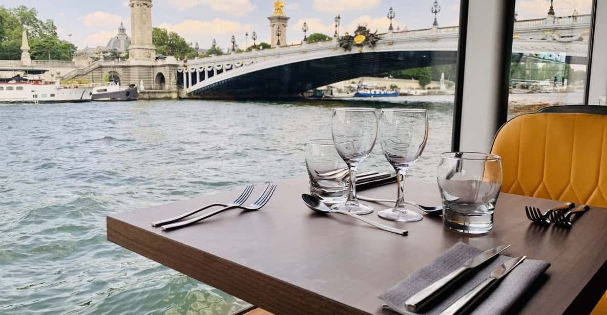 Paris : Bistronomic early dinner cruise - Alexandre III Bridge boarding: your evening starts in the right frame