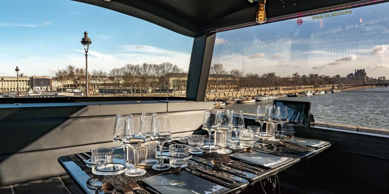 Paris: Bus Toqué Tour with 5-Course Dinner and Champagne - Champagne and the glass-ceiling atmosphere