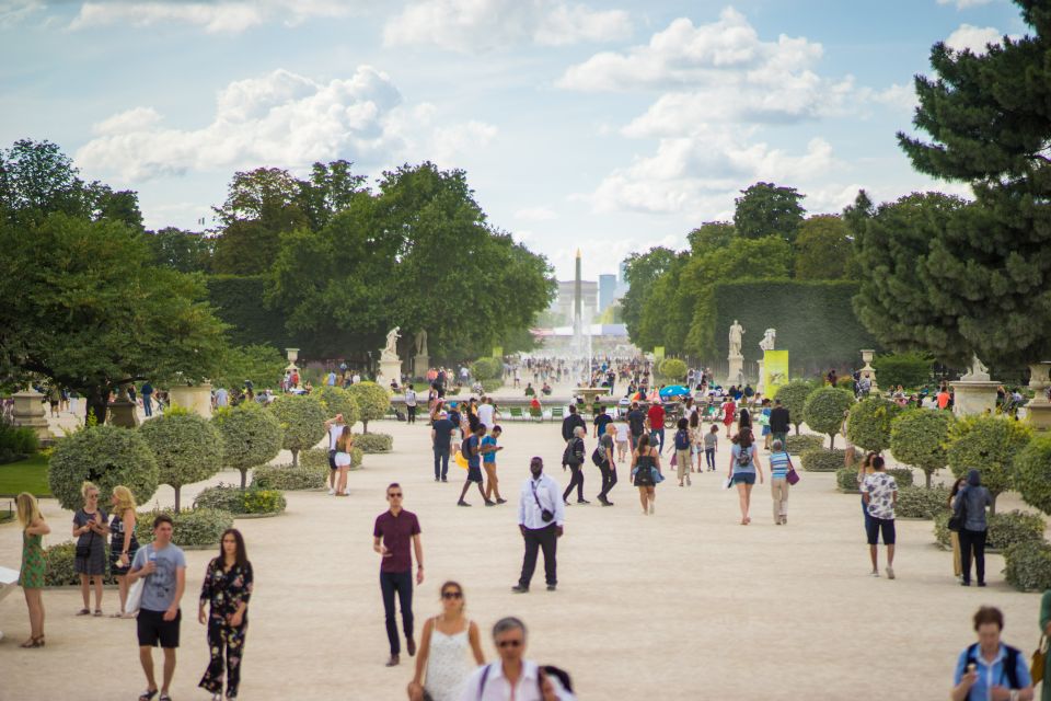 Paris: City Center Group Tour in German - Place Vendôme: Elegance, Power, and a Short Photo Moment