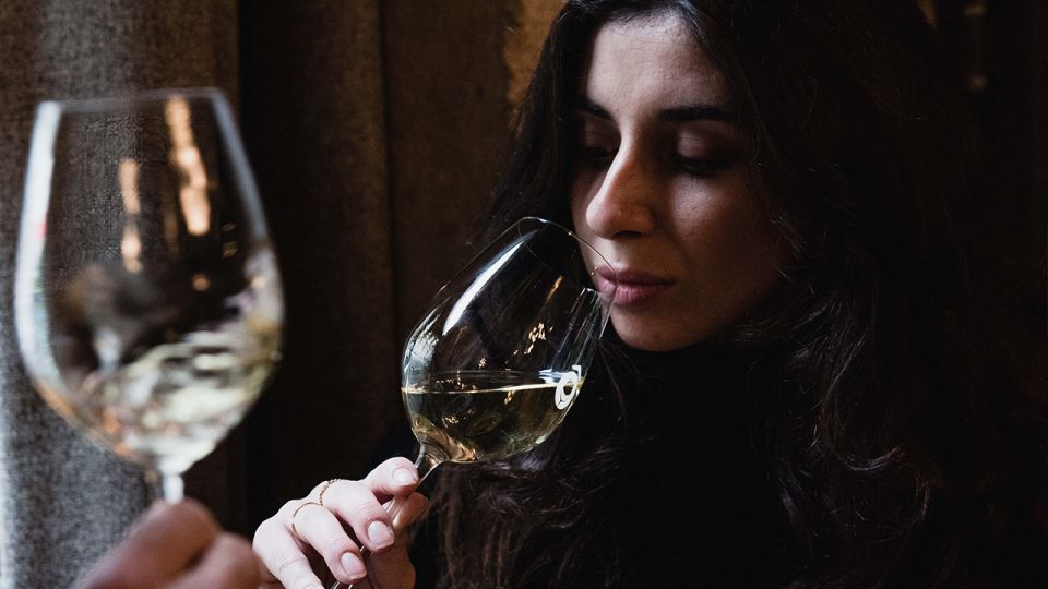 Paris: Dinner with Customized Wine Selection - The 2-hour rhythm: champagne start, three courses, and a wine-label lesson