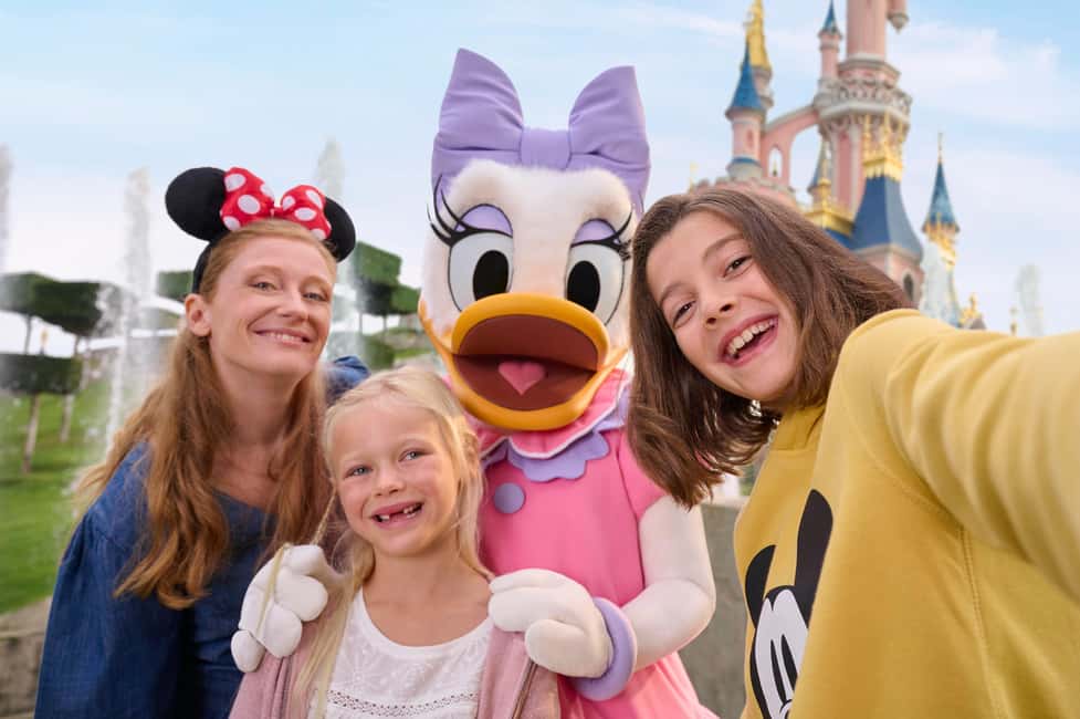 Paris: Disneyland Paris Ticket with Transfer - The Coach Ride to Marne-la-Vallée: Expected, Comfort-First Transport