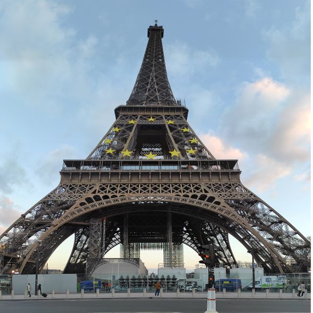 Paris: Eiffel Tower Entry Ticket with Optional Summit Access - Entering the Eiffel Tower from a smart starting point