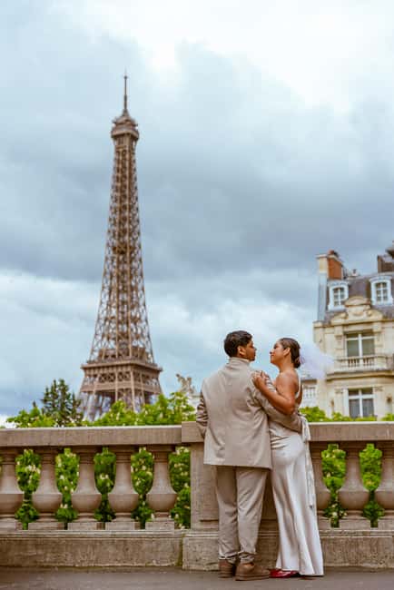 Paris: Eiffel Tower Street Photoshoot - The photo stop near the viewpoint: posing tips that actually work