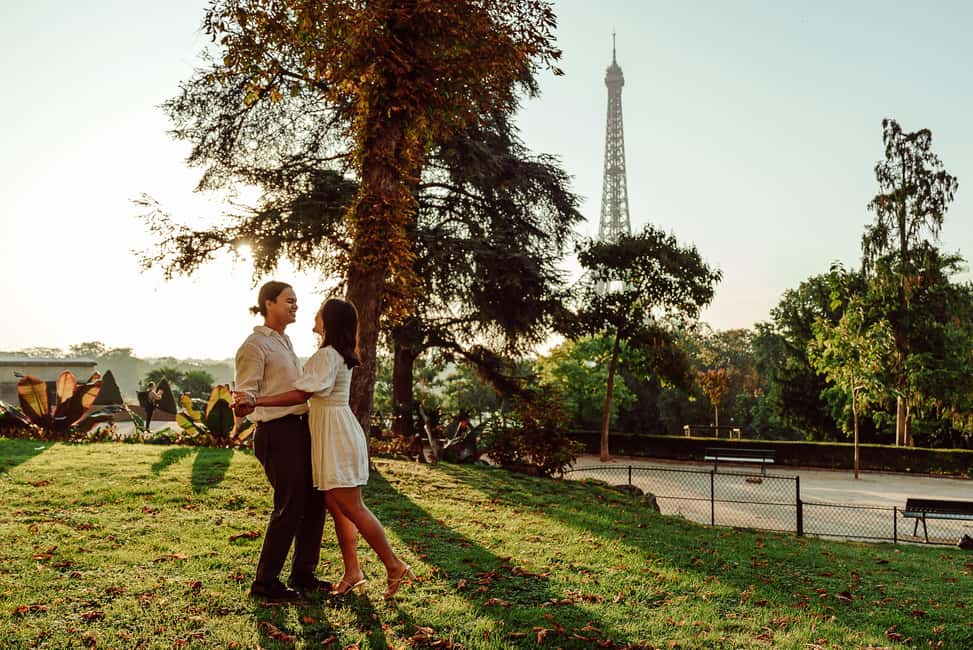 Paris: Eiffel Tower Street Photoshoot - Family, pets, and camera-shy people: who this fits best