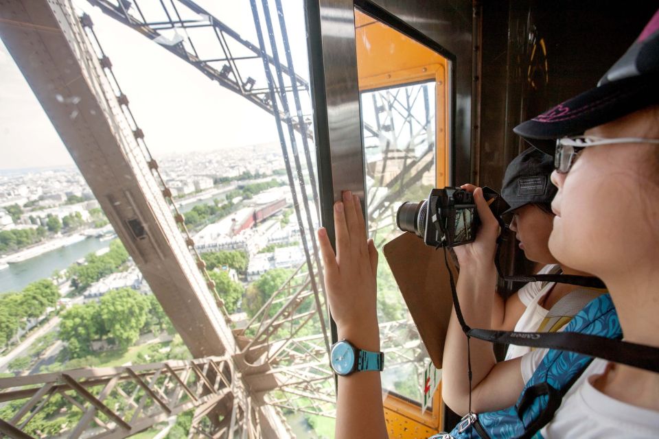 Paris: Eiffel Tower Tickets and City Bus Tour - Making the most of the audio app, 3D views, and the Eiffel Tower flow
