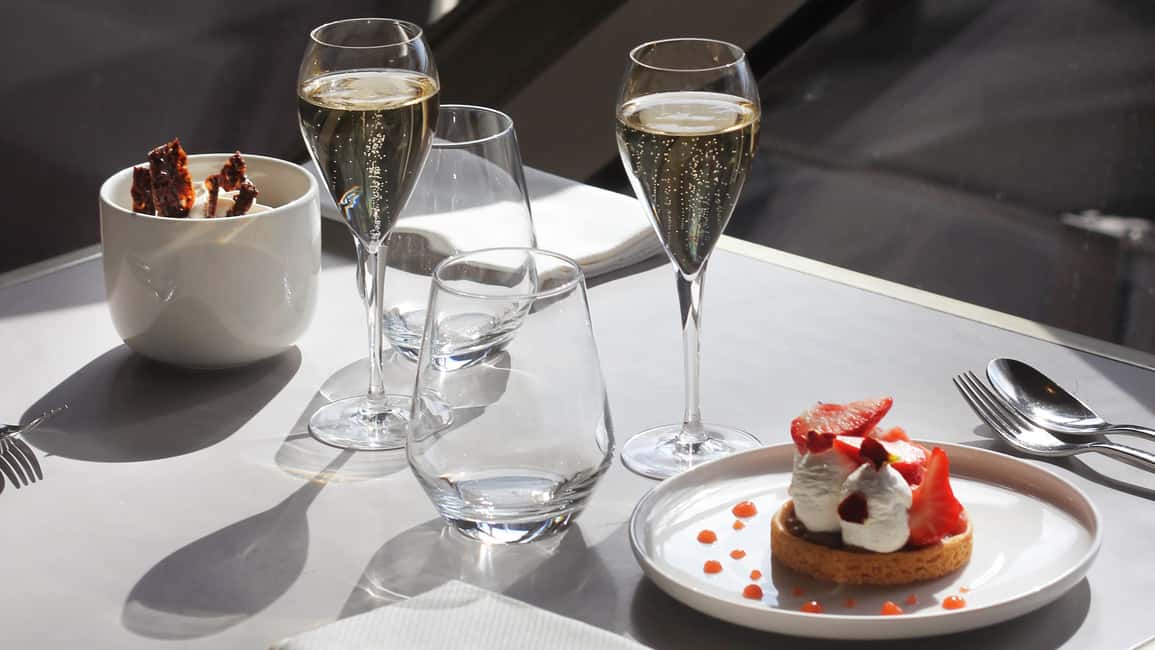 Paris: Eiffel Tower's Madame Brasserie 3-course lunch 12:00 - Views on the clock: what 90 minutes really means