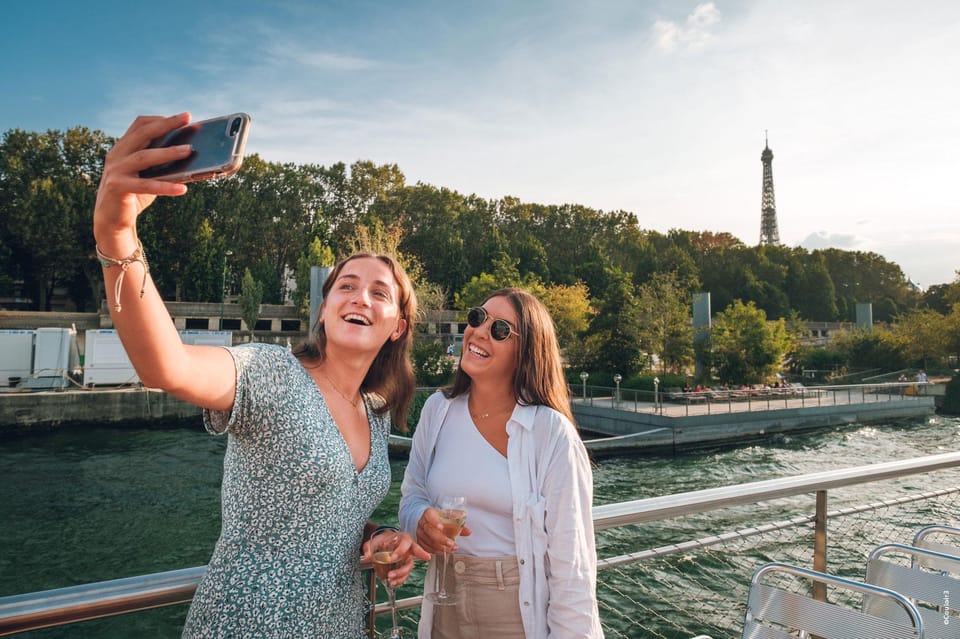 Paris: Evening River Cruise with Music - The one-hour route: Les Invalides to Pont de la Marie (and more)