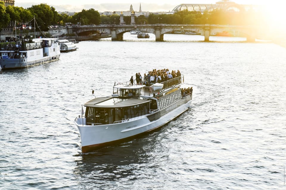 Paris: Evening River Cruise with Music - Drinks: what’s included, and how to avoid missing sights