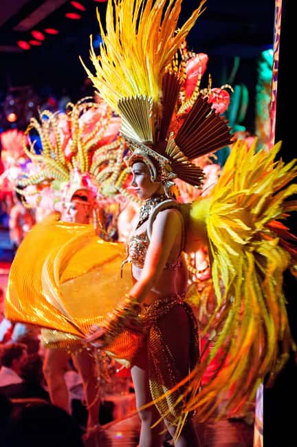 Paris: Evening Sightseeing Tour and Moulin Rouge Show - Seating, tables, and what to expect once you’re inside