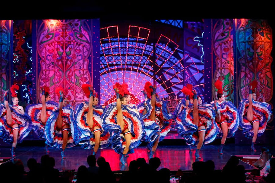 Paris: Evening Sightseeing Tour and Moulin Rouge Show - The quick night-drive: an air-conditioned coach and an app