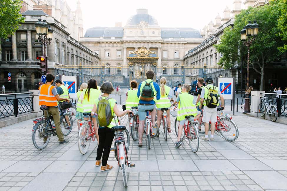 Paris Evening Snapshot Bike Tour - From the Eiffel Tower into the glow