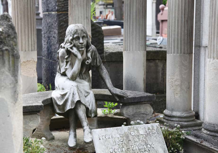 Paris: Famous Graves of Pere Lachaise Cemetery Guided Tour - Père Lachaise is more than famous tombs