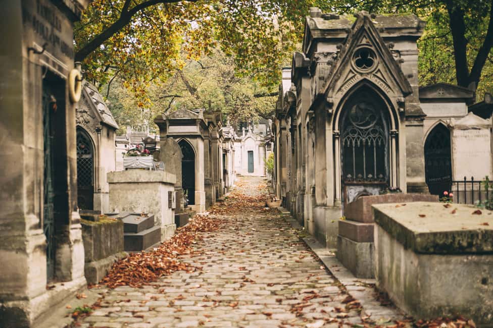 Paris: Famous Graves of Pere Lachaise Cemetery Guided Tour - The 2-hour flow: photo stop, then a tight walking route