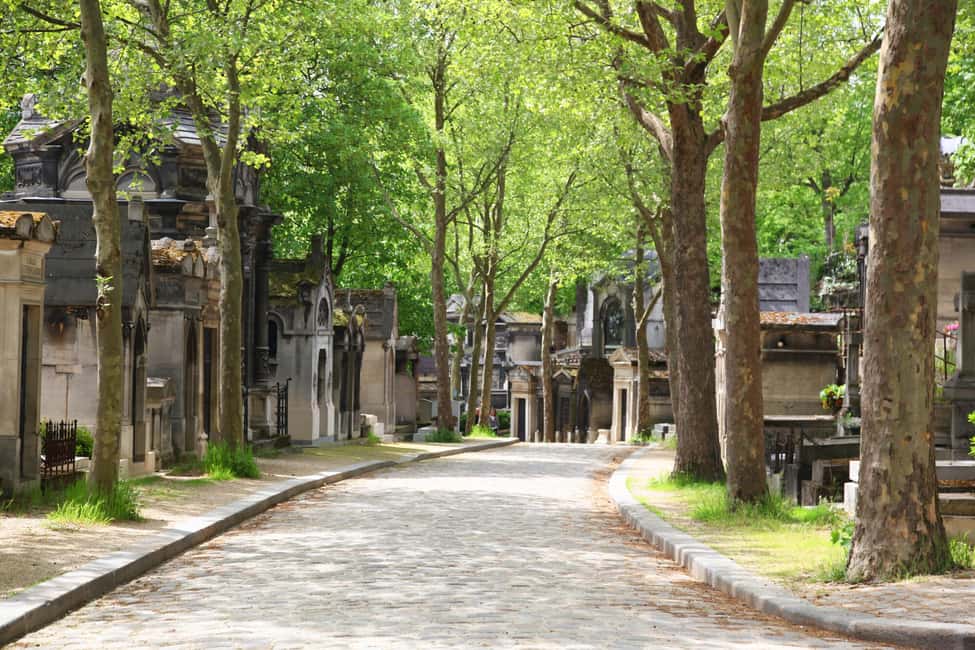 Paris: Famous Graves of Pere Lachaise Cemetery Guided Tour - Jim Morrison and the graffiti layer of modern fandom