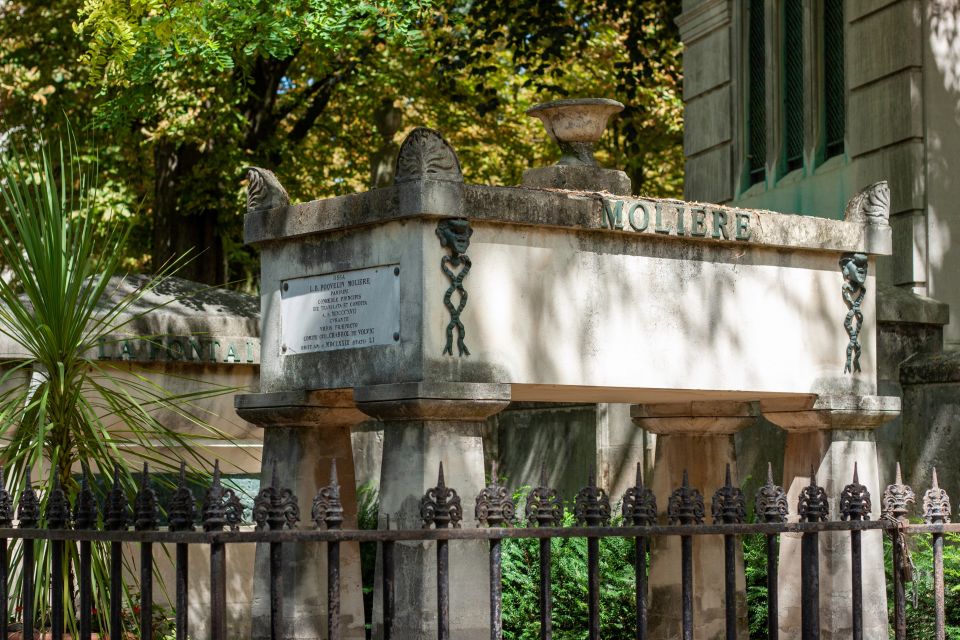 Paris: Famous Graves of Pere Lachaise Cemetery Guided Tour - Why a guide is the difference between wandering and understanding