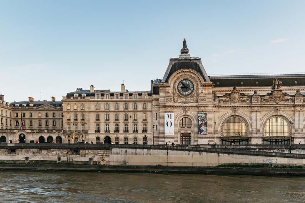 Paris: Gourmet Dinner Cruise on Seine River with Live Music - Service style: how the experience feels from table to dance floor