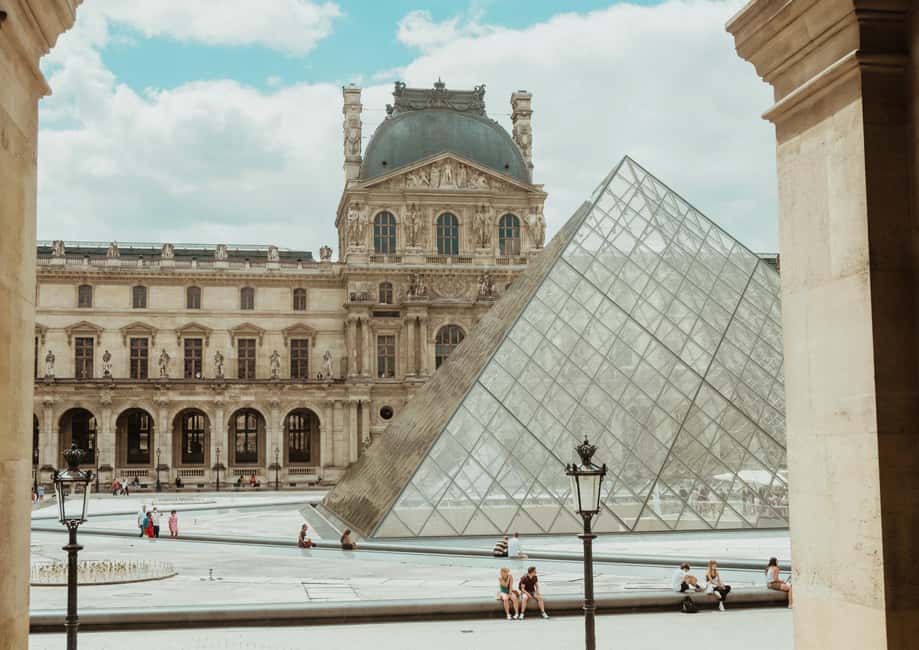 Paris: Gourmet Food Tour & Louvre Museums Guided Tour - Café-era surprise dish, then a market-street stroll for dessert pacing